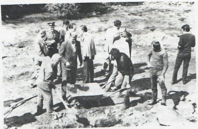 Polaganje kamena temeljca na početku izgradnje ribogojilišta Ljuta. Izvorni opis prepoznaje prvog direktora Salema Gačanina u sredini, u prvom planu.