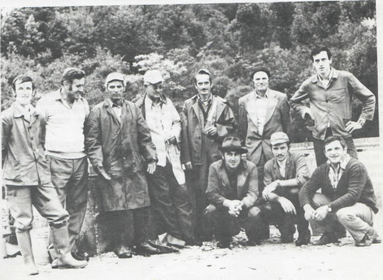 Radnici ribogojilišta Ljuta, 1975. Prema izvornom opisu, drugi slijeva je Stjepan Šilić, direktor u vrijeme nastanka zapisa, a četvrti slijeva prvi direktor Salem Gačanin.