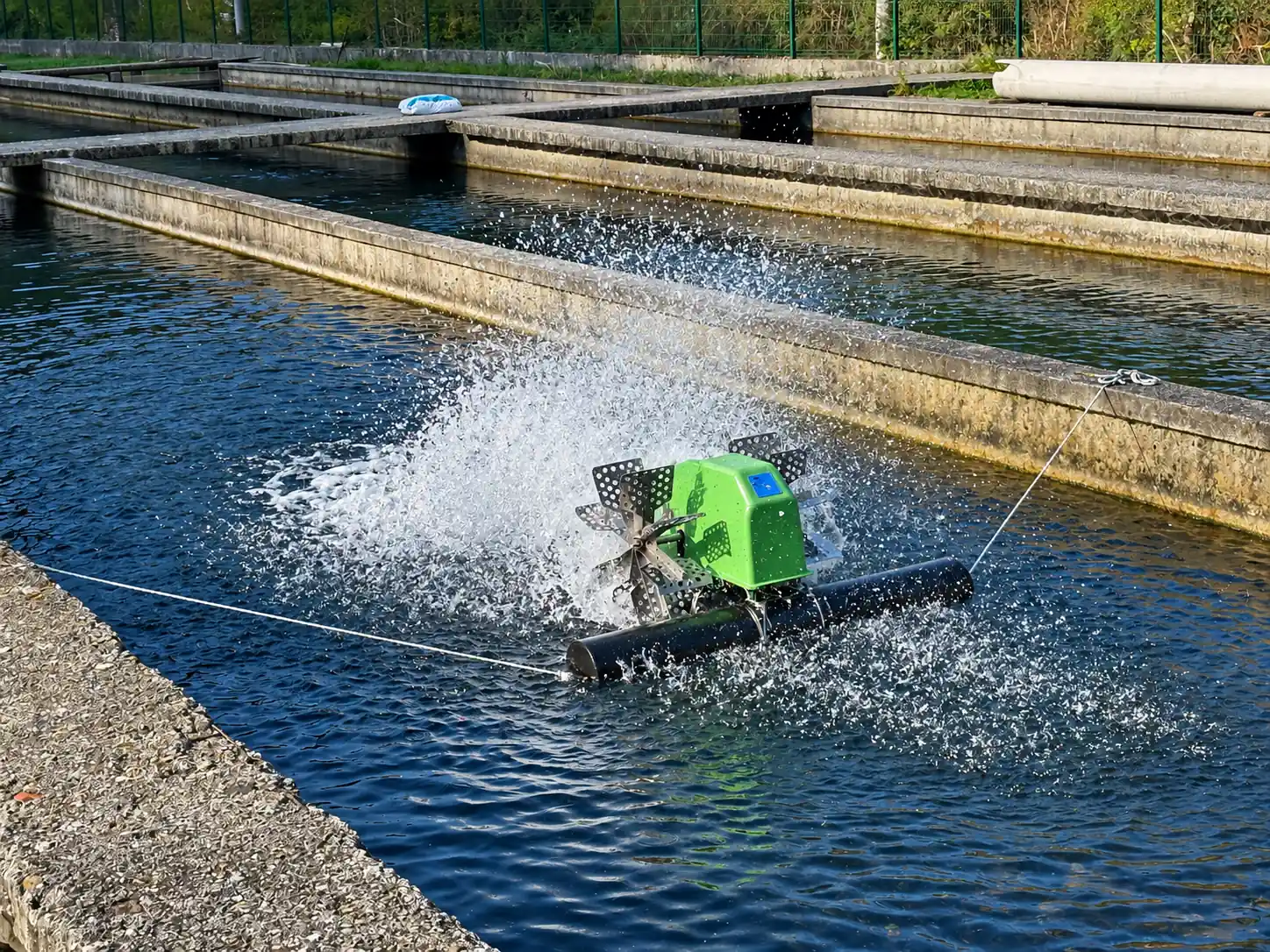 Aerator s lopaticama pokreće i obogaćuje vodu u bazenu