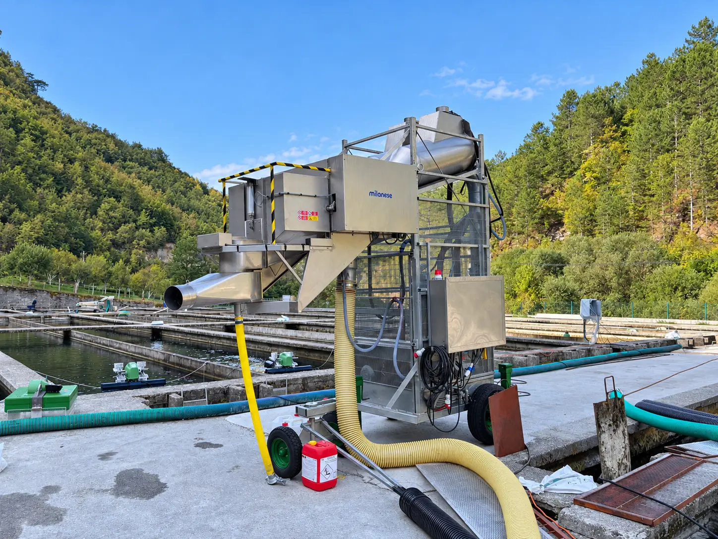 Oprema za rukovanje ribom pored bazena